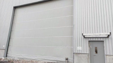 comprar Rango de temperatura de funcionamiento de menos 30 grados Celsius a más 60 grados Celsius Puertas verticales de lona con detección de obstáculos, parada de emergencia y altura máxima de 12 metros online manufacture