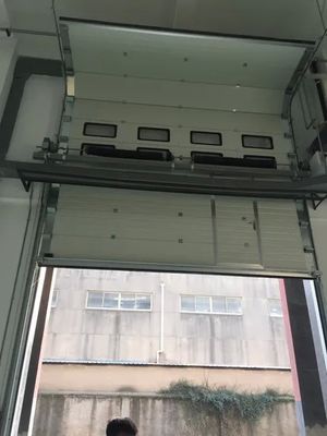 comprar Puerta de garaje seccional industrial con diseño anti-pellizco de 40 mm de espesor y motor AC 220-240V online manufacture