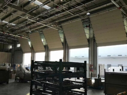 comprar Puerta corredera seccional industrial con acabado de superficie de lavado adecuado para fábricas y almacenes comerciales online manufacture