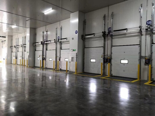 comprar Puertas seccionales industriales con acabados superficiales de veta de madera, piel de naranja, lisas y panel de protección contra pellizcos para operación online manufacture