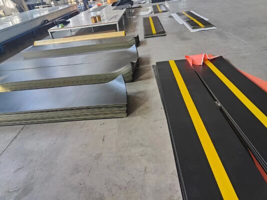 comprar Puertas seccionales industriales accionadas eléctricamente que incorporan un panel de mantenimiento resistente a la corrosión y protección de dedos diseñado para la industria online manufacture