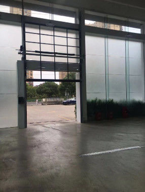 Puertas seccionales industriales de aluminio transparente para salas de exposición de protección contra incendios