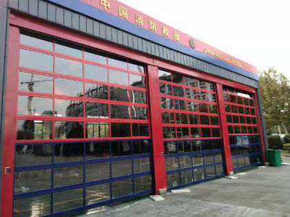 Puertas seccionales industriales de aluminio transparente para salas de exposición de protección contra incendios