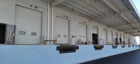 Puertas seccionales industriales de acero galvanizado espuma interna de poliuretano resistente al viento
