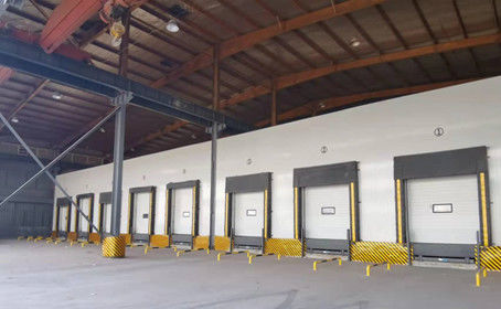 Puertas seccionales aisladas pueden ser interconectadas con la plataforma de carga y descarga