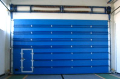 Color azul Puertas de garaje seccionales eléctricas con captadores fotoeléctricos recubiertos