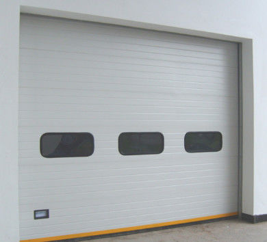 Puertas industriales seccionales de elevación rápida con motor de 380 V y aislamiento acústico de 26 dB
