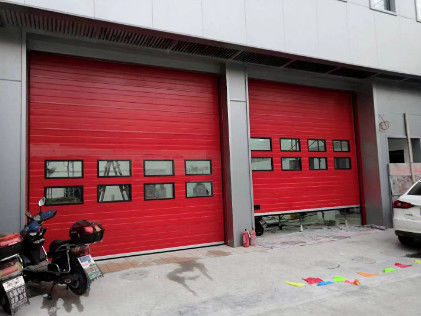 Puertas de garaje seccionales con sistema de equilibrio de resorte para una fácil operación manual