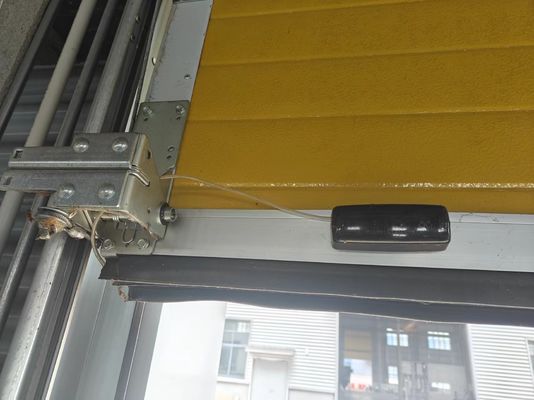 Puertas de garaje seccionales con dispositivo de seguridad para la detección de obstáculos