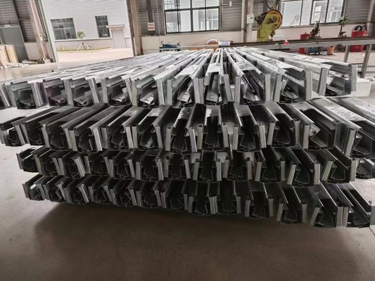 Puertas industriales seccionales de elevación rápida con motor de 380 V y aislamiento acústico de 26 dB