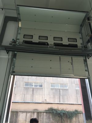 Automático de aislamiento térmico de metal de acero pintado placa exterior seccional deslizante de elevación puerta superior