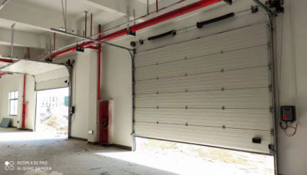 Puerta superior seccional de rodadura para almacenes o fábricas