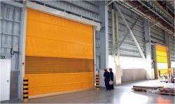 Puerta rápida de alta velocidad para almacenamiento en frío aislada y resistente al viento