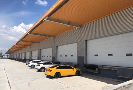 Puerta de garaje seccional automática aislada segura para instalaciones industriales de tamaño personalizado