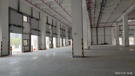 Puerta de garaje seccional automática aislada segura para instalaciones industriales de tamaño personalizado