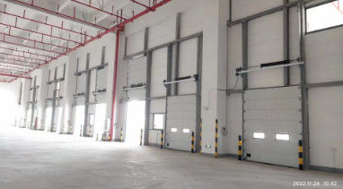 Puerta de garaje seccional automática aislada segura para instalaciones industriales de tamaño personalizado