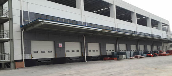 Puerta de garaje seccional de trabajo pesado para almacenes de fábrica confiable Eficiente