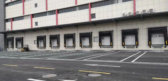 Puertas de garaje resistentes al viento y duraderas para ambientes hostiles