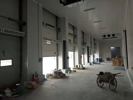 Puertas seccionales versátiles para almacenamiento y fabricación logística