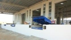 El nivelador de muelle hidráulico garantiza transiciones perfectas y con temperatura controlada gracias a su robusta construcción de acero y su preciso elevador hidráulico.