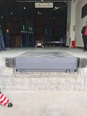 Nivelador de muelle hidráulico de camión gris para fácil carga y descarga IP55