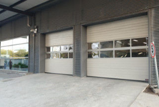 Puertas seccionales aisladas ((Dos filas de ventanas transparentes)