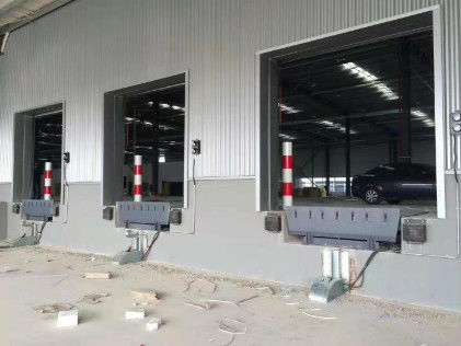 Los dispositivos de sujeción para vehículos de carga manual en el muelle de carga / los dispositivos de sujeción para carga de camión