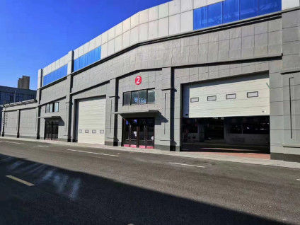 Las puertas seccionales energéticamente eficientes reducen los costos en espacios con temperatura controlada